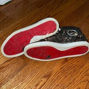 Gentle used women’s size 8 Christian Louboutin!
Size 38.5